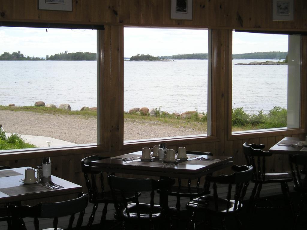 Carolyn Beach Inn Thessalon Exteriör bild