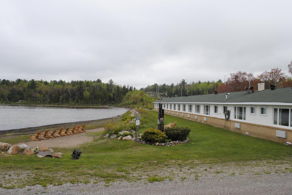 Carolyn Beach Inn Thessalon Exteriör bild