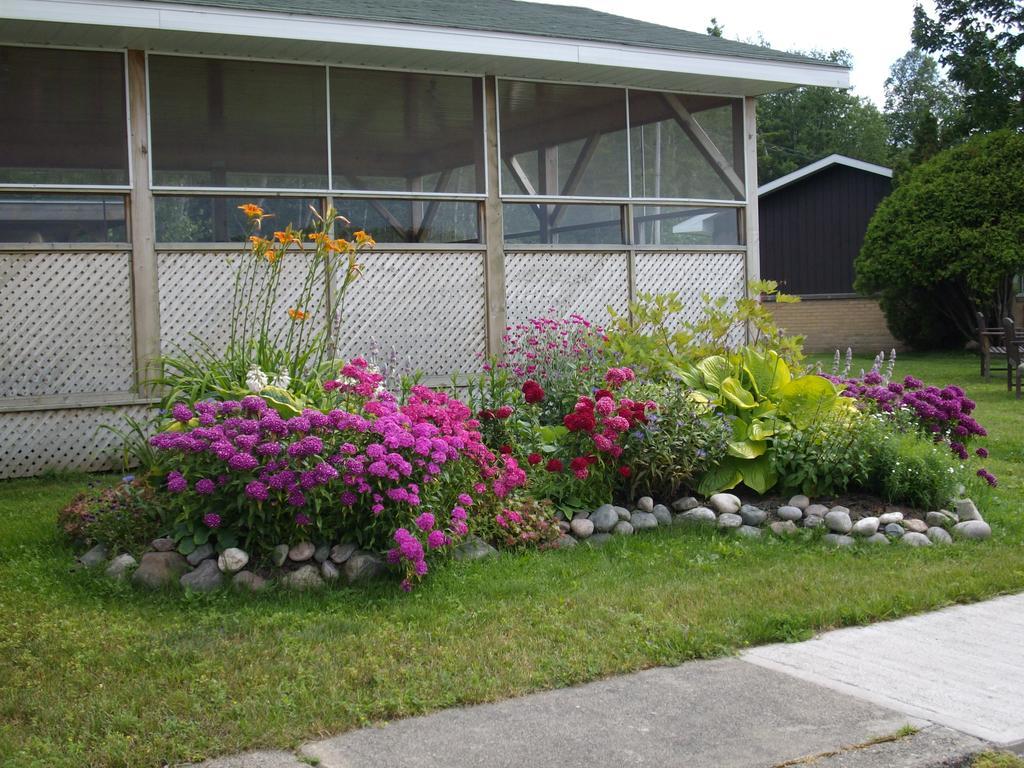 Carolyn Beach Inn Thessalon Exteriör bild