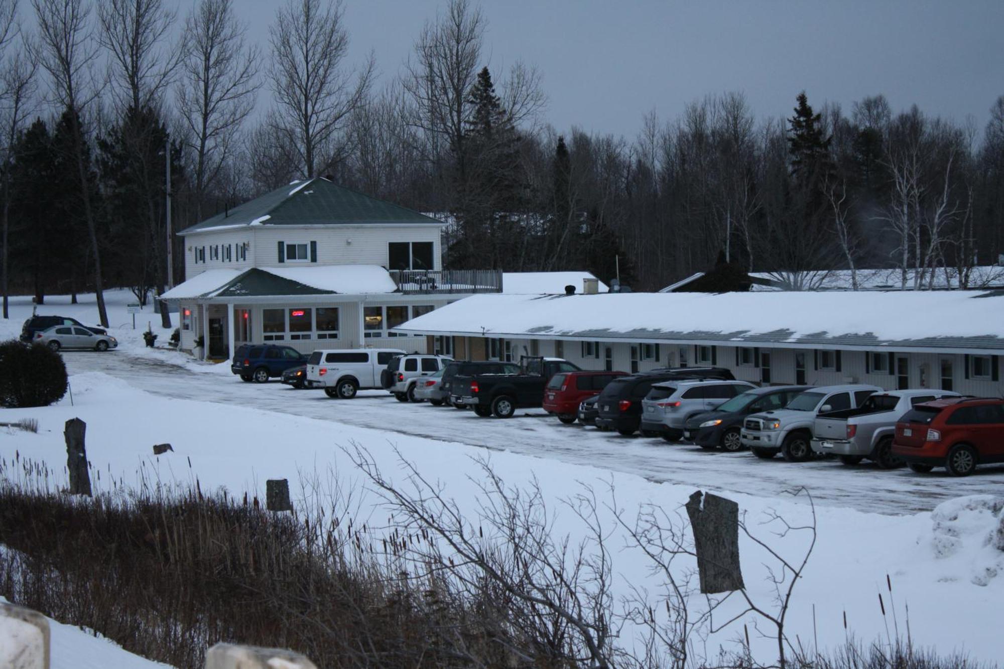 Carolyn Beach Inn Thessalon Exteriör bild
