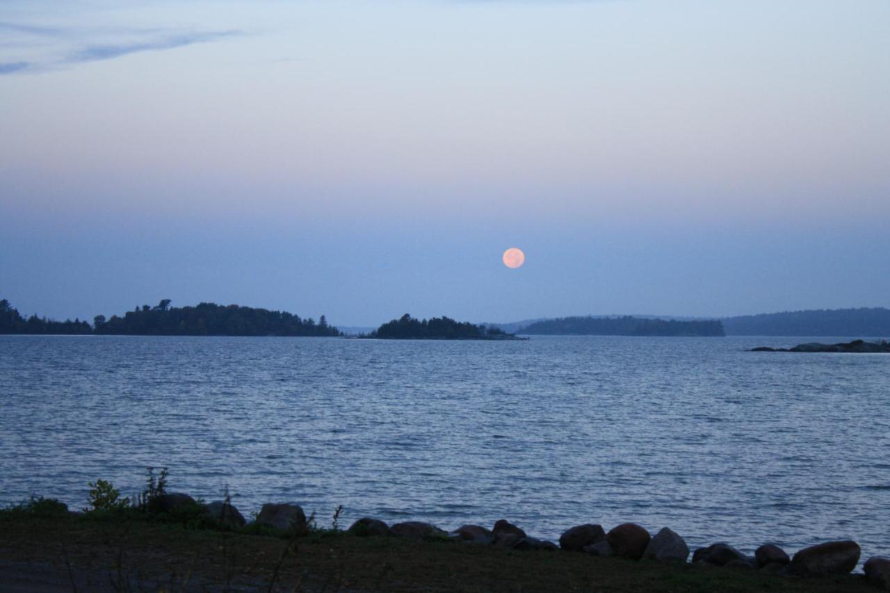Carolyn Beach Inn Thessalon Exteriör bild